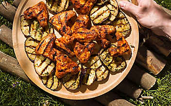 Gegrillte Hendlflügerl mit Melanzani - (c) Foto: Eisenhut & Mayer Gegrillte Hendlflügerl mit Melanzani