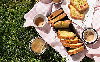Pistazien-Marmorkuchen mit Himbeeren - (c) Foto: Eisenhut & Mayer Pistazien-Marmorkuchen mit Himbeeren