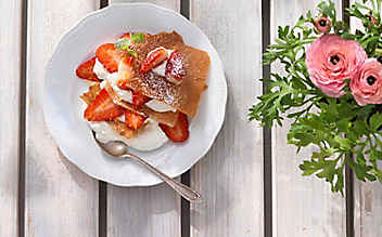 Millefeuille mit Erdbeeren & Topfenschaum - (c) Foto: Eisenhut & Mayer Millefeuille mit Erdbeeren & Topfenschaum