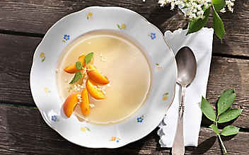 Gelierte Holunderblütensuppe mit Marillen - (c) Foto: Eisenhut & Mayer Gelierte Holunderblütensuppe mit Marillen