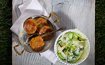 Karfiol-Käse-Laibchen mit Gurken-Kohlrabi-Salat - (c) Foto: Thomas Apolt Karfiol-Käse-Laibchen mit Gurken-Kohlrabi-Salat