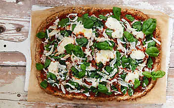 Karfiol-Pizza mit Tomate, Mozzarella und Basilikum - (c) Foto: Mauritius Images Karfiol-Pizza mit Tomate, Mozzarella und Basilikum