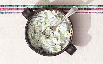 Gurkensalat mit Joghurt und Knoblauch - (c) Foto: Eisenhut & Mayer Gurkensalat mit Joghurt und Knoblauch