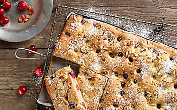 Spuckkuchen mit Kirschen - (c) Foto: Stephanie Golser Spuckkuchen mit Kirschen