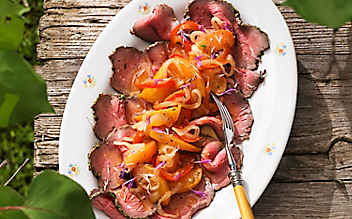Marillen-Zwiebel-Röster zu kaltem Roastbeef - (c) Foto: Eisenhut & Mayer Marillen-Zwiebel-Röster zu kaltem Roastbeef