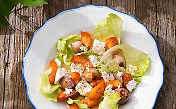 Salat mit Marillen, Ofenschalotten und Frischkäse - (c) Foto: Eisenhut & Mayer Salat mit Marillen, Ofenschalotten und Frischkäse