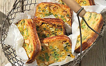 Fisolenkuchen mit Eierschwammerl und Speck - (c) Foto: Eisenhut & Mayer Fisolenkuchen mit Eierschwammerl und Speck