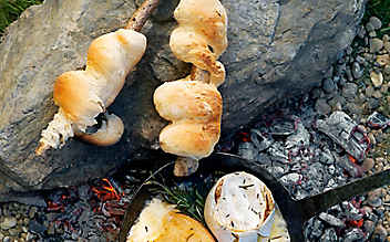 Steckerlbrot mit warmem Käse - (c) Foto: Eisenhut & Mayer Steckerlbrot mit warmem Käse