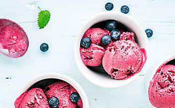 Blitzrezept für Joghurteis mit Beeren - (c) Foto: iStock Photo Blitzrezept für Joghurteis mit Beeren