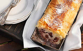 Topfenstrudel mit Zwetschken - (c) Foto: Eisenhut & Mayer Topfenstrudel mit Zwetschken