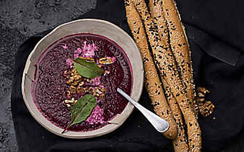 Rote-Rüben-Schaumsuppe mit Knusperstangerln - (c) Foto: Carletto Photography Rote-Rüben-Schaumsuppe mit Knusperstangerln
