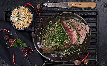 Roastbeef im Kräutermantel mit Perlweizenrisotto - (c) Foto: Carletto Photography Roastbeef im Kräutermantel mit Perlweizenrisotto