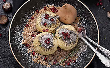 Mohn-Cranberry-Topfenknödel mit Birnenkompott - (c) Foto: Carlotto Photography Mohn-Cranberry-Topfenknödel mit Birnenkompott