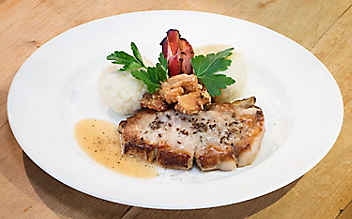 Mostkotelett mit Sauerkraut-Speckknödel - (c) Foto: Christoph Wagner Mostkotelett mit Sauerkraut-Speckknödel