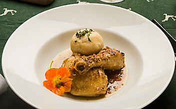 Almtaler Mosthendl mit Erdäpfelknödel - (c) Foto: Mirco Taliercio Almtaler Mosthendl mit Erdäpfelknödel