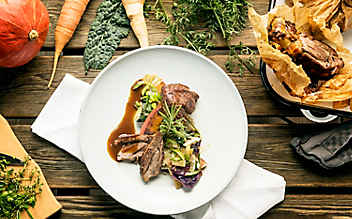 Weidelammschulter mit Gemüsesalat - (c) Foto: Mirco Taliercio Weidelammschulter mit Gemüsesalat