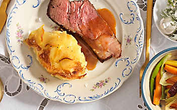Hochrippe mit Erdäpfelgratin und Gemüse - (c) Foto: Eisenhut & Mayer Hochrippe mit Erdäpfelgratin und Gemüse