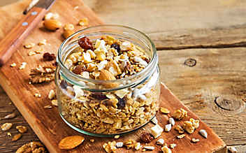 Knuspermüsli mit Nüssen und Samen - (c) Foto: iStock Photo Knuspermüsli mit Nüssen und Samen