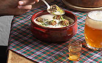 Wärmende Käsesuppe mit Fleischbällchen - (c) Foto: Eisenhut & Mayer Wärmende Käsesuppe mit Fleischbällchen