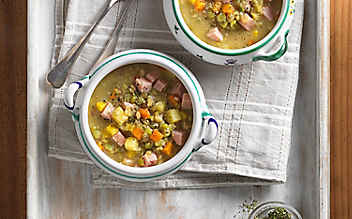 Sättigende Erbsensuppe mit Selchfleisch - (c) Foto: Eisenhut & Mayer Sättigende Erbsensuppe mit Selchfleisch