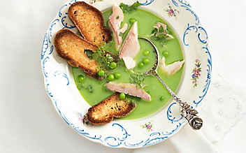 Erbsensuppe mit Räucherfisch - (c) Foto: Eisenhut & Mayer Erbsensuppe mit Räucherfisch
