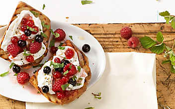 Brot mit Ziegenfrischkäse-Beeren-Aufstrich - (c) Foto: Eisenhut & Mayer Beerenbrot