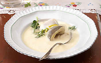 Kohlrabi-Suppe mit pochierten Saiblingsröllchen - (c) Foto: Eisenhut& Mayer Kohlrabisuppe