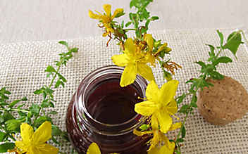 Hautberuhigendes Johanniskraut-Öl - (c) Thinkstock Johanniskrautöl