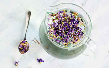 Magenlind-Tee mit Malve - (c) Mauritius-Images Magenlind-Tee