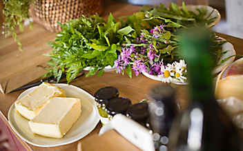 Frühlingskräuterbutter mit Gundelrebe, Löwenzahn und Bärlauch - (c) Philip Platzer Frühlingskräuterbutter