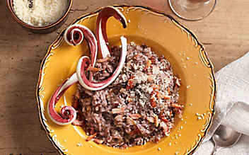 Lagrein-Risotto mit Radicchio und Speck - (c) Foto: Eisenhut & Mayer Lagrein-Risotto