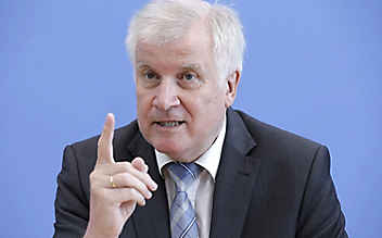 Deutscher Innenminister Horst Seehofer nennt Migration Deutscher Innenminister Horst Seehofer nennt Migration Mutter aller Probleme