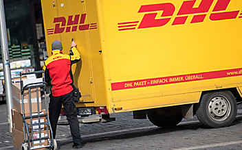 DHL-Bote liefert Kind (3) nach Hause - (c) Foto: Sebastian Gollnow / dpa / picturedesk.com DHL-Bote liefert Kind (3) nach Hause
