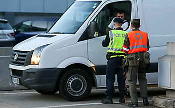 22 Flüchtlinge in Kastenwagen entdeckt - (c) Jakob Gruber / EXPA / picturedesk.com 22 Flüchtlinge in Kastenwagen entdeckt