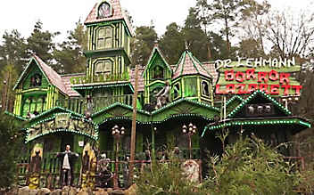 Schock für Enkelin: Grabstein des Opas in Freizeitpark entdeckt - (c) Foto: Screenshot YouTube Schock für Enkelin: Grabstein des Opas in Freizeitpark entdeckt