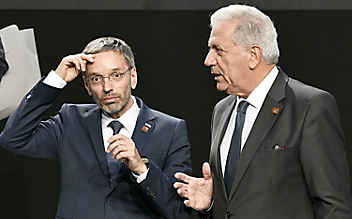 EU-Kommissar fordert Ja zu UN-Migrationspakt - (c) HANS PUNZ / APA / picturedesk.com EU-Kommissar fordert Ja zu UN-Migrationspakt
