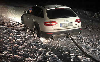 Auf Navi vertraut: Auto steckt auf Skipiste fest
Auf Navi vertraut: Auto steckt auf Skipiste fest