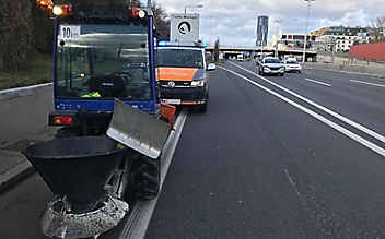 Zu langsam: Traktor kriecht mit 10 km/h über die Autobahn - (c) Foto: LPD Wien Zu langsam: Traktor kriecht mit 10 km/h über die Autobahn