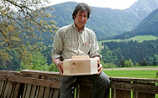 Der Herr der Zirbe und seine duftenden Brotdosen - (c) Foto: Stefan Pfeiffer Der Herr der Zirbe und seine duftenden Brotdosen