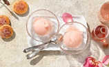 Rosen-Sorbet mit Walderdbeer-Sauce - (c) Foto: Eisenhut & Mayer Rosensorbet