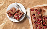 Schoko-Blechkuchen mit Himbeeren - (c) Eisenhut & Mayer Schoko-Blechkuchen