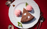 Schoko-Chili-Kuchen mit Rhabarber-Eis - (c) Foto: Eisenhut & Mayer Schoko-Chili-Kuchen mit Rhabarber-Eis