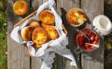 Topfenmuffins mit Erdbeeren - (c) Foto: Eisenhut & Mayer Topfenmuffins mit Erdbeeren